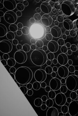 ripresa verticale ad angolo basso di bellissime forme rotonde sul soffitto con una singola luce rotonda 1